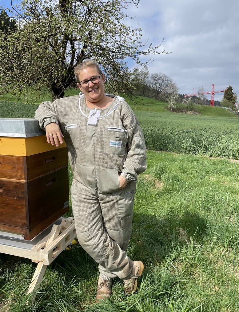 Dominique bei der Arbeit am Bienenstock in Elgg